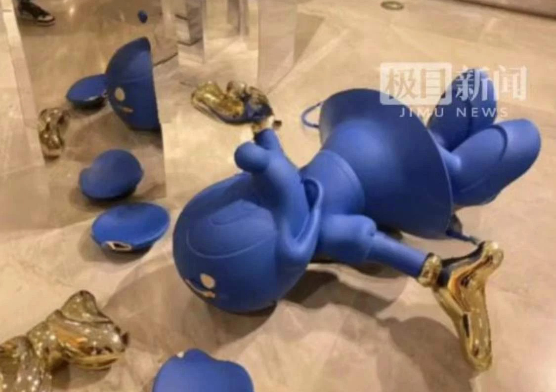 Trẻ con làm vỡ tượng Mickey giá 800 triệu đồng, phụ huynh chỉ lẳng lặng bỏ đi vì nghĩ "trẻ con thì biết gì đâu"