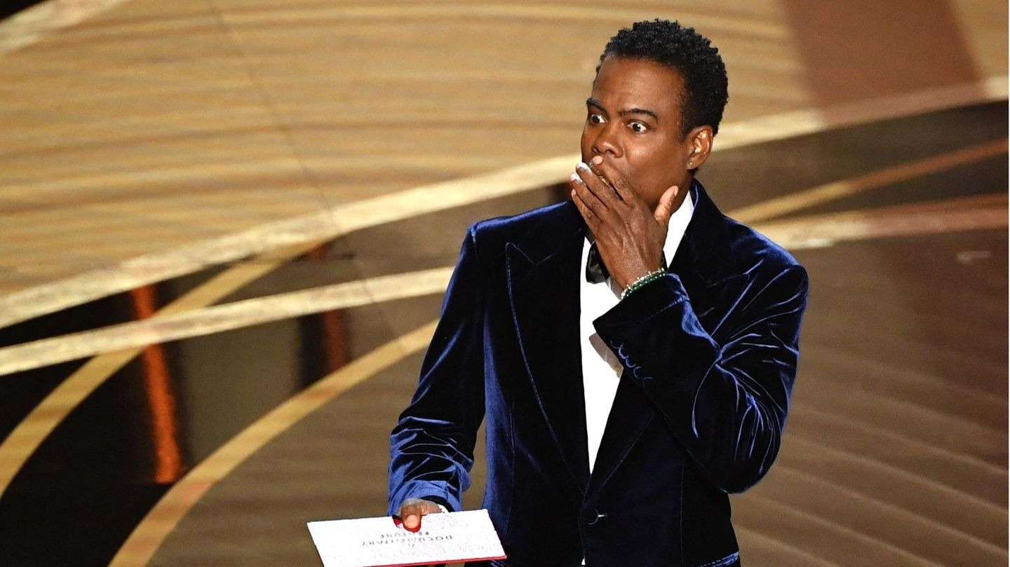 Những lần "vạ miệng" đáng quên của Chris Rock - Nam MC bị Will Smith "tát không trượt phát nào" ở Oscar 2022