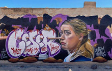 Cười rớt hàm với ảnh graffiti chế nhạo Amber Heard ngay trên đường phố New York