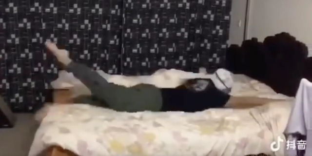 Trường đại học tại Thượng Hải yêu cầu sinh viên thi bơi online gây tranh cãi cộng đồng mạng