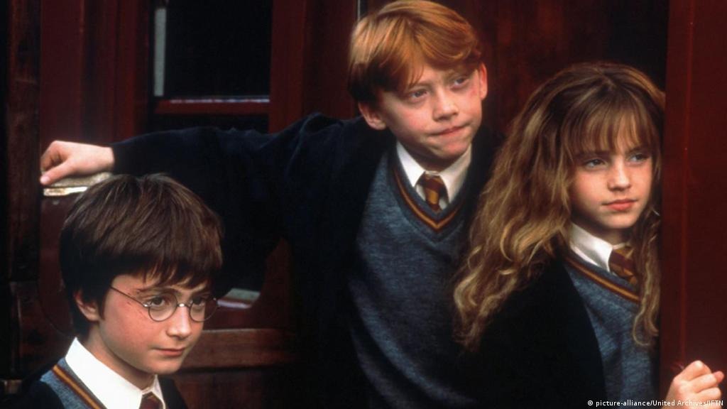 Những mẩu chuyện hậu trường cười bể bụng của Harry Potter 