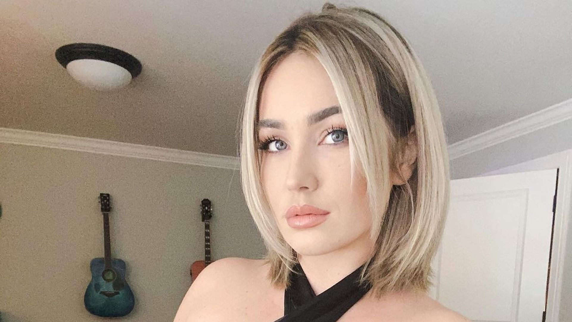 Cựu ngôi sao truyền hình thực tế mở bán lọ chứa.. mồ hôi ngực của mình