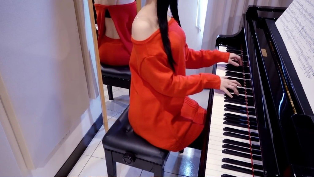 Pan Piano bất ngờ cosplay Yor Forger trong Spy X Family, nhưng mà bộ cosplay này nó lạ lắm