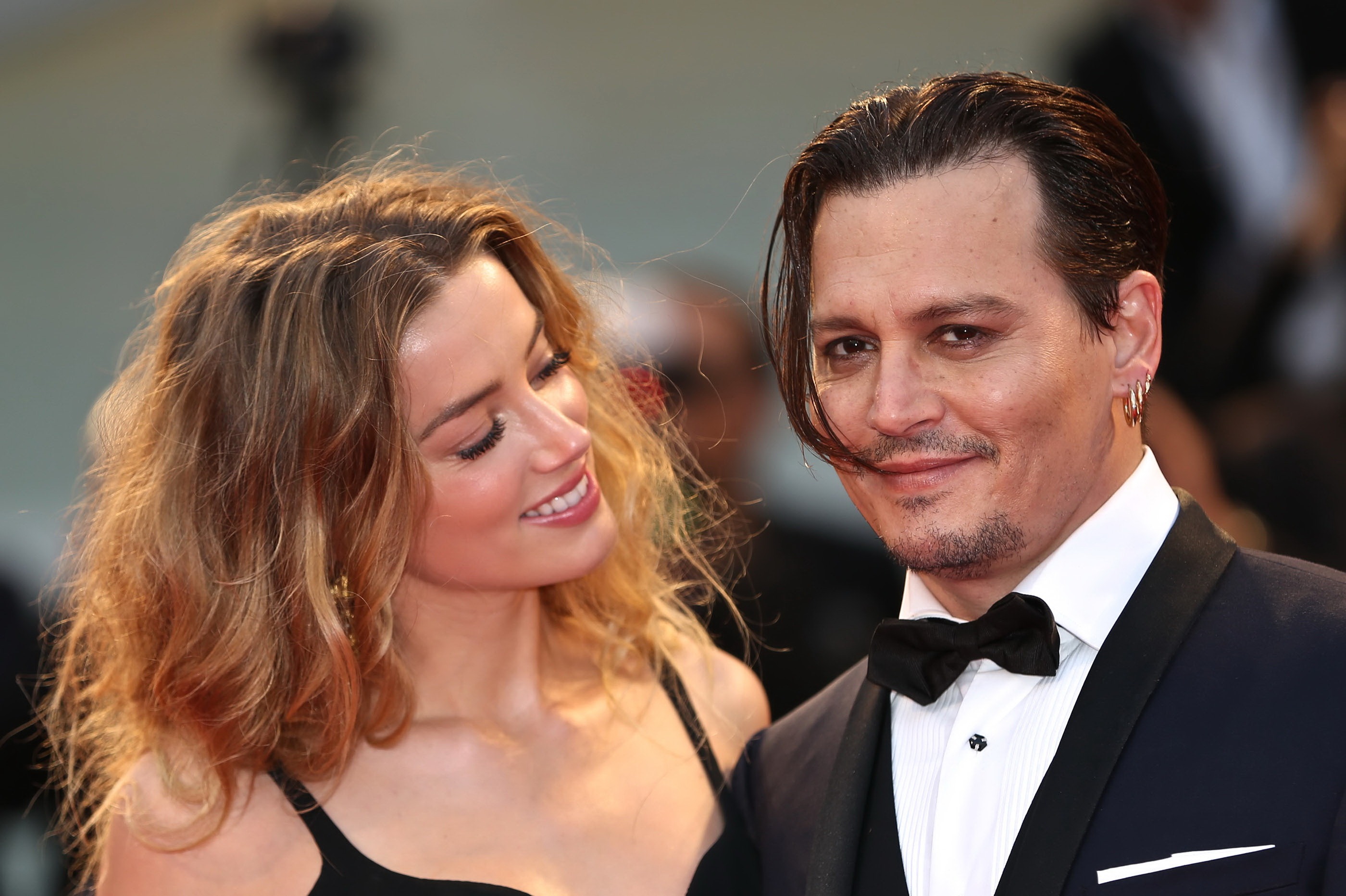 Amber Heard lại "tấu hài" khi bất ngờ thừa nhận: "Vẫn còn tình cảm với Johnny Depp" 