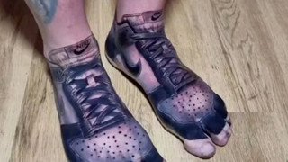 Để tiết kiệm tiền mua giày, người đàn ông quyết định "tha thu" giày Nike lên chân của mình