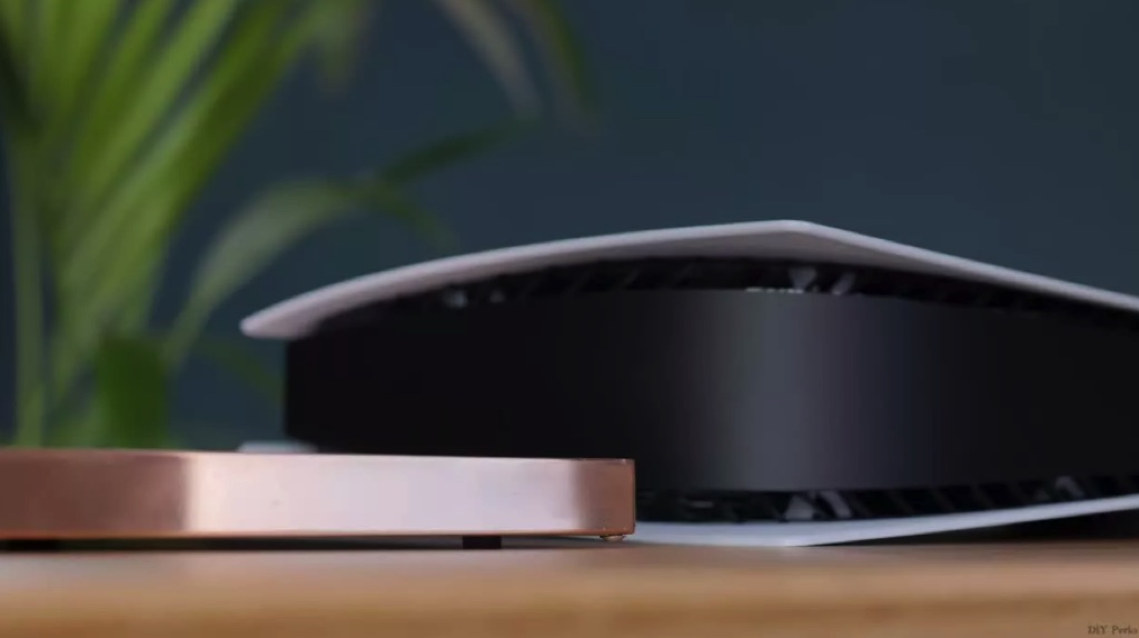 Modder "độ" PS5 Slim mỏng nhất thế giới, trang bị tản nhiệt nước với ngoại hình bắt mắt