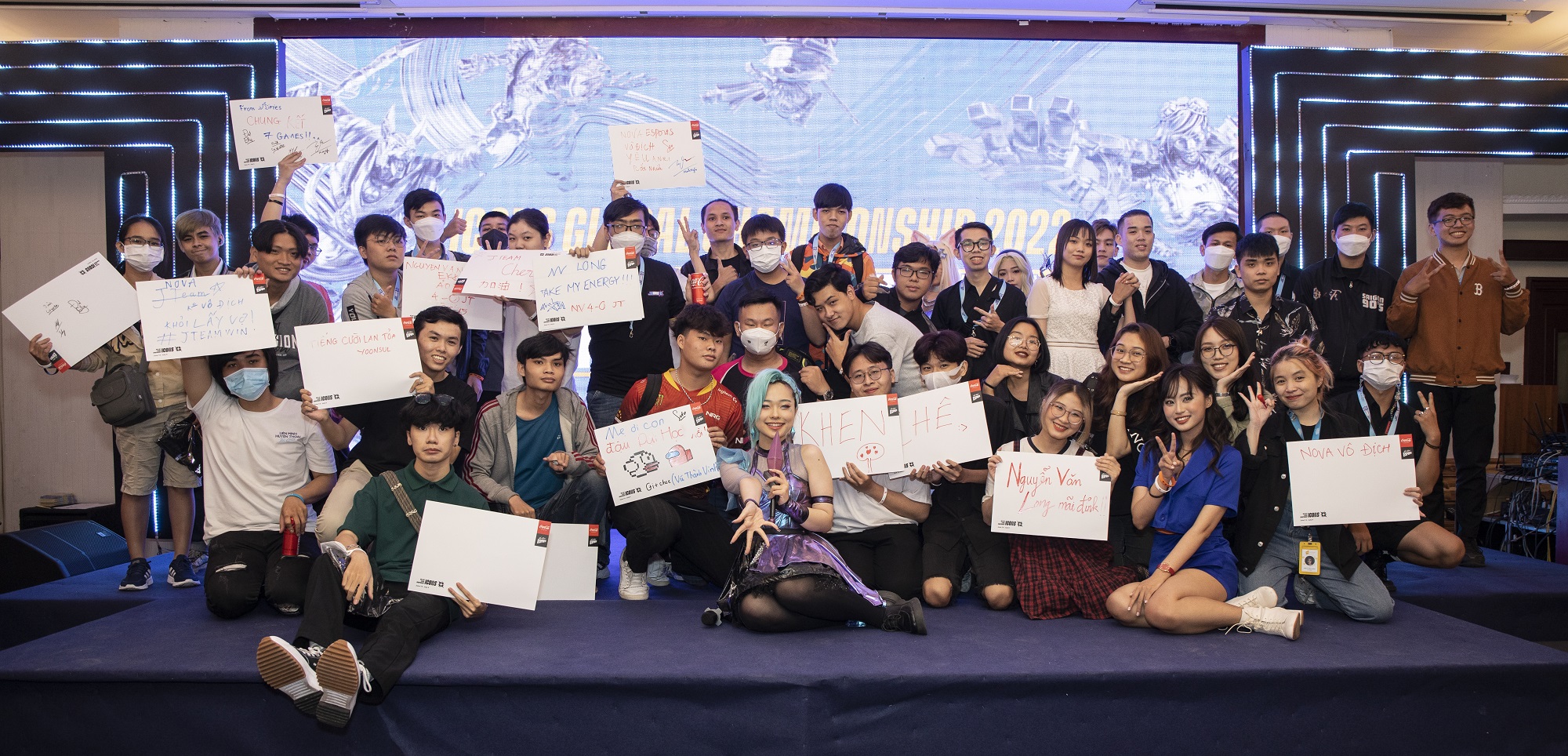 Cộng đồng LMHT Tốc Chiến Sài Gòn tề tựu tại buổi Viewing Party Chung kết Icons Global Championship 2022.