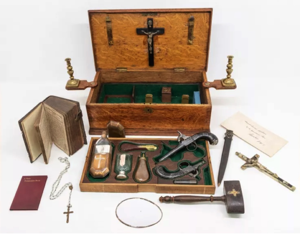 Bí ẩn về "Bộ dụng cụ giết ma cà rồng" được bán đấu giá với mức giá 15.600 USD