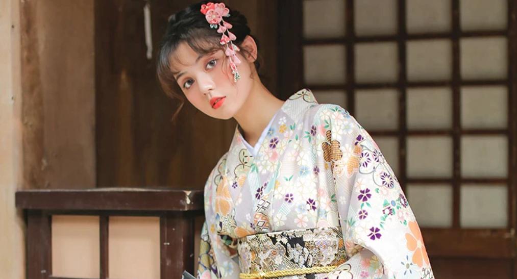 Mặc yukata Nhật Bản, cô gái trẻ tự nhiên bị chỉ trích?