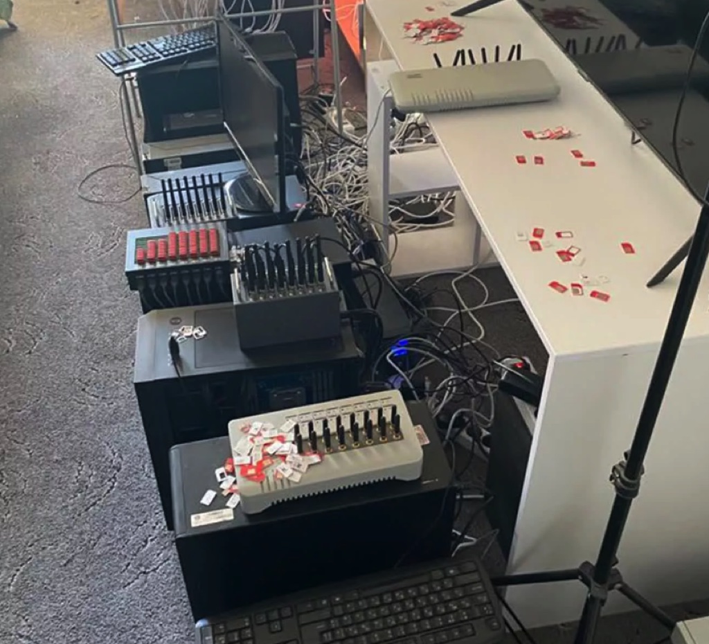 Cảnh sát Ukraine vừa "đánh úp" trại bot quy mô lớn của Nga dùng để lan truyền tin giả