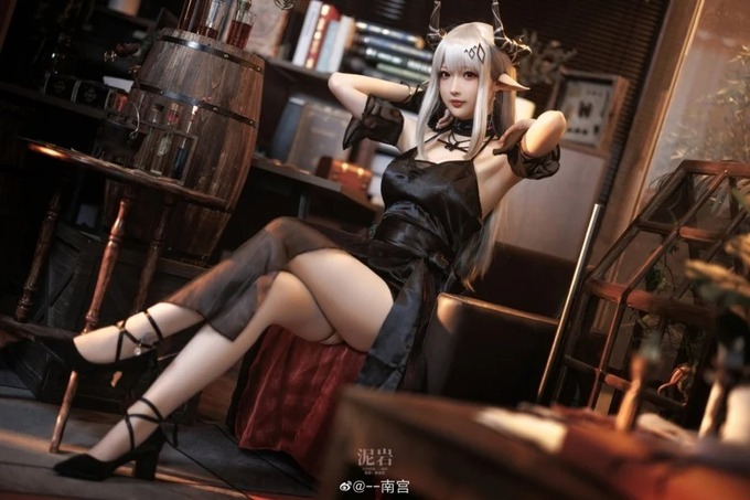 Chiêm ngưỡng nhan sắc cô nàng Mudrock của Arknights trong một bộ cosplay cực kì xinh đẹp