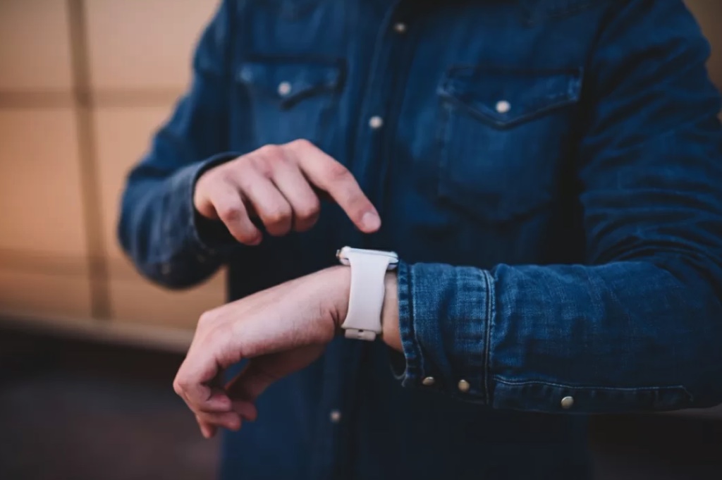 Vương quốc Anh sẽ sử dụng đồng hồ thông minh để giám sát tội phạm nhập cư