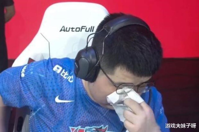 LMHT: Tân binh của LNG bật khóc trên sân khấu khi bị ép phải đánh chính tại LPL Mùa Hè 2022