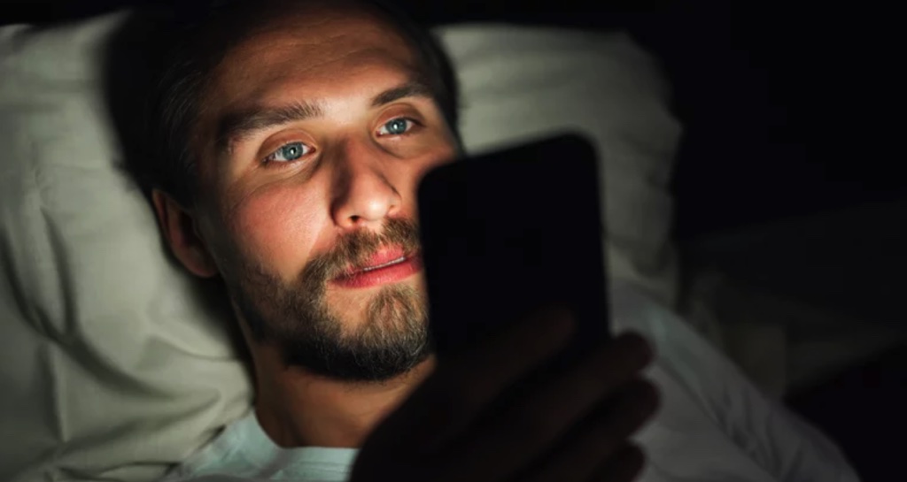 Thói quen lướt điện thoại trước khi ngủ sẽ gây hại gì đến cơ thể?