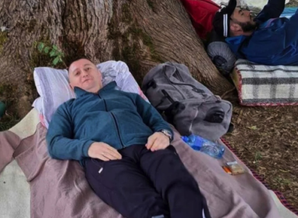 Người đàn ông "ôm" giải thưởng khủng sau khi hoàn thành thử thách nằm 60 tiếng 