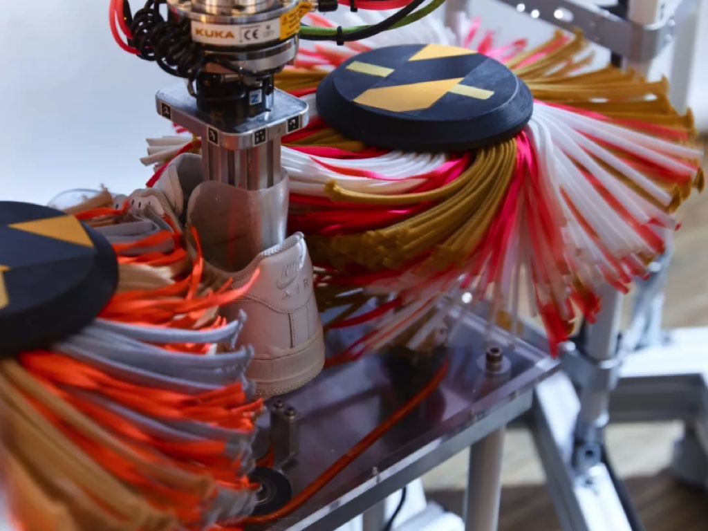 Nike đang thử nghiệm robot vệ sinh và sửa chữa những đôi giày cũ 