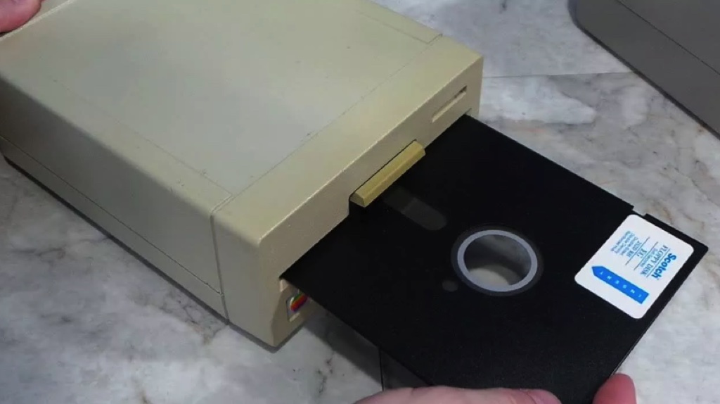 Người đàn ông vẫn làm giàu bằng cách bán đĩa mềm, một thiết bị lưu trữ đã bị khai tử từ rất lâu