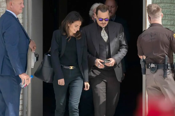 Rộ tin Johnny Depp hẹn hò với nữ luật sư bào chữa