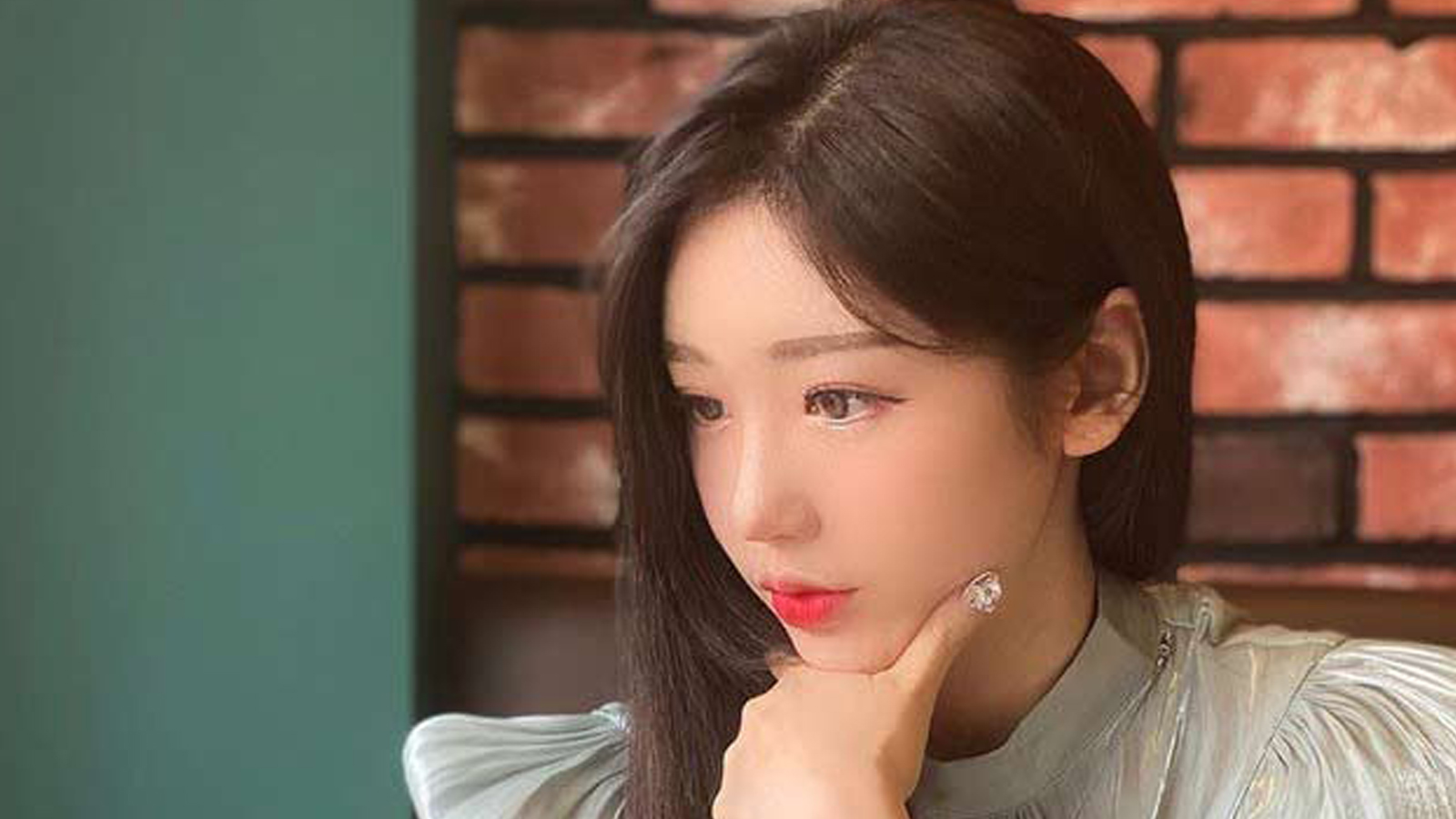 Nữ streamer nổi tiếng đăng ảnh thẻ đẹp tựa thiên thần khiến cư dân mạng không khỏi mê mẩn