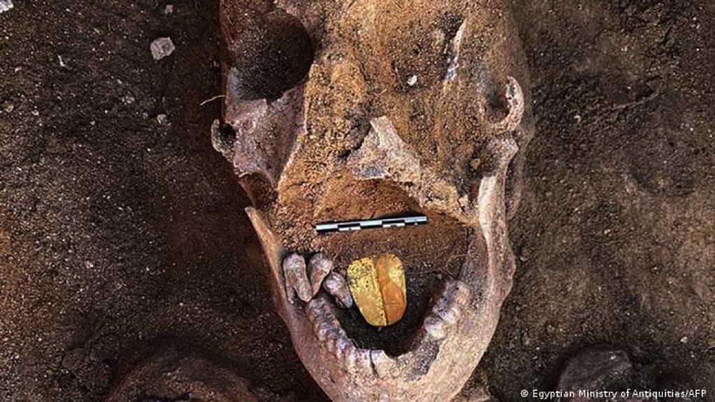 Xác ướp Ai Cập 2.000 năm tuổi được khai quật với những chiếc lưỡi bằng vàng