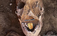 Xác ướp Ai Cập 2.000 năm tuổi được khai quật với những chiếc lưỡi bằng vàng