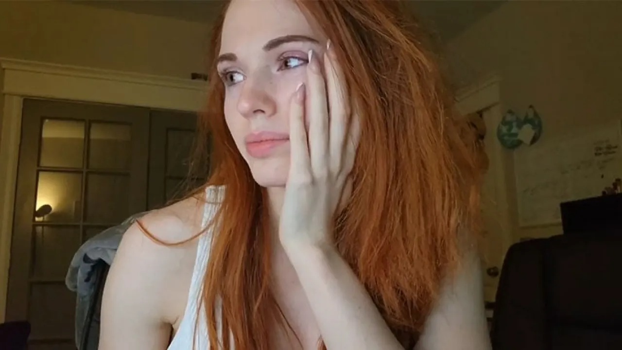 Nữ streamer nóng bỏng nhất Twitch tiết lộ bị chồng bạo hành, ép phải livestream kiếm tiền