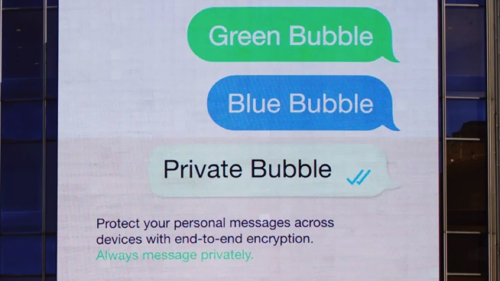 Tiếp tục 'cà khịa" Tim Cook, Mark Zuckerberg khẳng định WhatsApp an toàn hơn iMessage