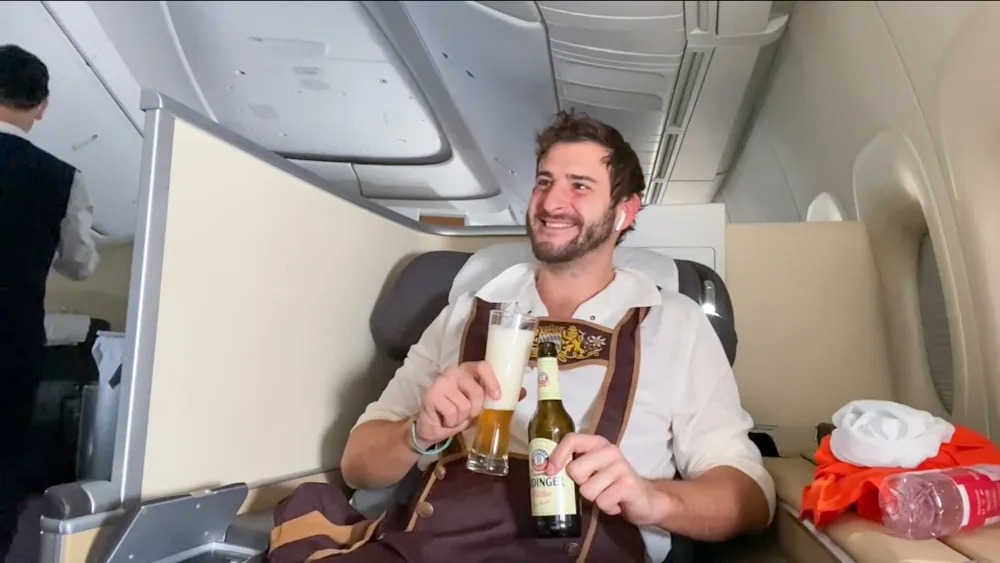 Lạ lùng anh chàng nghiện thức ăn trên máy bay, thậm chí gần như sống trên máy bay suốt 15 năm