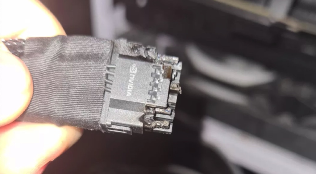 Người dùng báo cáo GPU RTX 4090 đột nhiên bốc cháy, làm nóng chảy cả chân kết nối