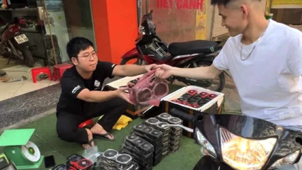 Thanh niên Việt bán card màn hình "đổ đống, cân kí" nổi tiếng cộng đồng mạng thế giới