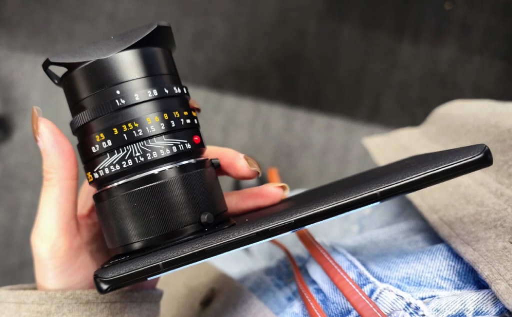 Xiaomi tiết lộ smartphone mới của mình có thể lắp lens ống kính tương tự như DSLR