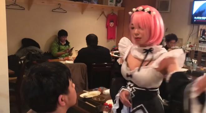 Nhật Bản xuất hiện quán cà phê hầu gái TÁT khách bôm bốp nhưng vẫn đông người xếp hàng!