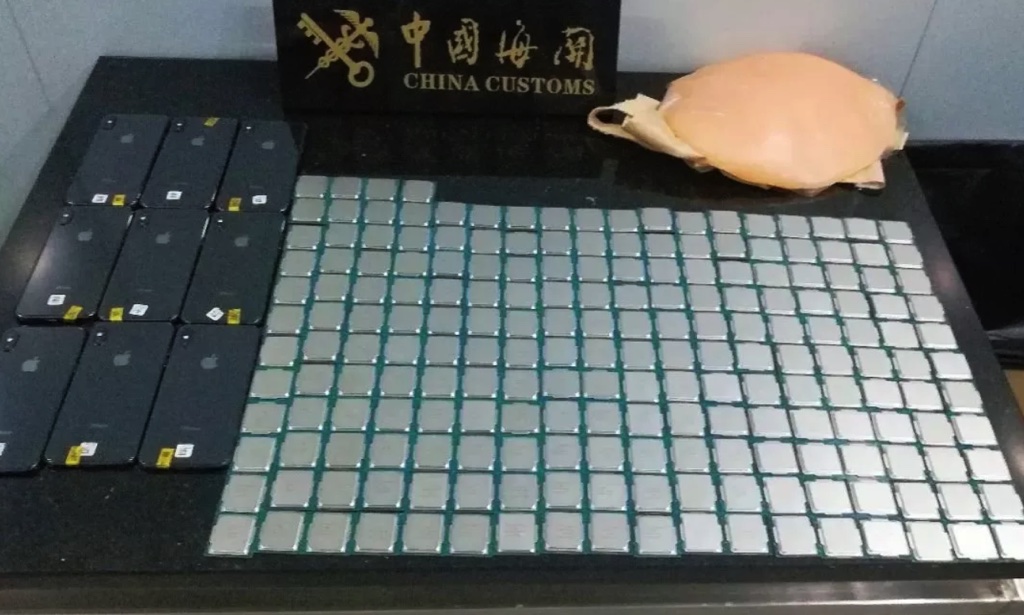 Hải quan Trung Quốc thu giữ 202 CPU Intel và 9 chiếc iPhone được giấu bên trong chiếc bụng giả
