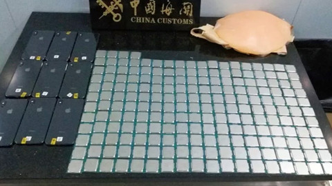 Hải quan Trung Quốc thu giữ 202 CPU Intel và 9 chiếc iPhone được giấu bên trong chiếc bụng giả
