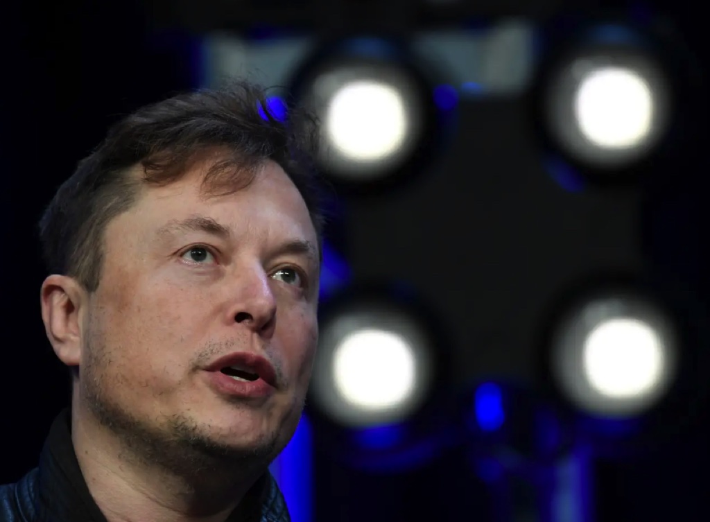 Bị yêu cầu từ chức, Elon Musk "bẻ lái" cho biết chỉ những người dùng có dấu tích xanh mới được bỏ phiếu