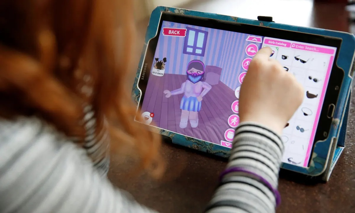 Để con chơi Roblox không kiểm soát, tài khoản ngân hàng của mẹ bay sạch tiền