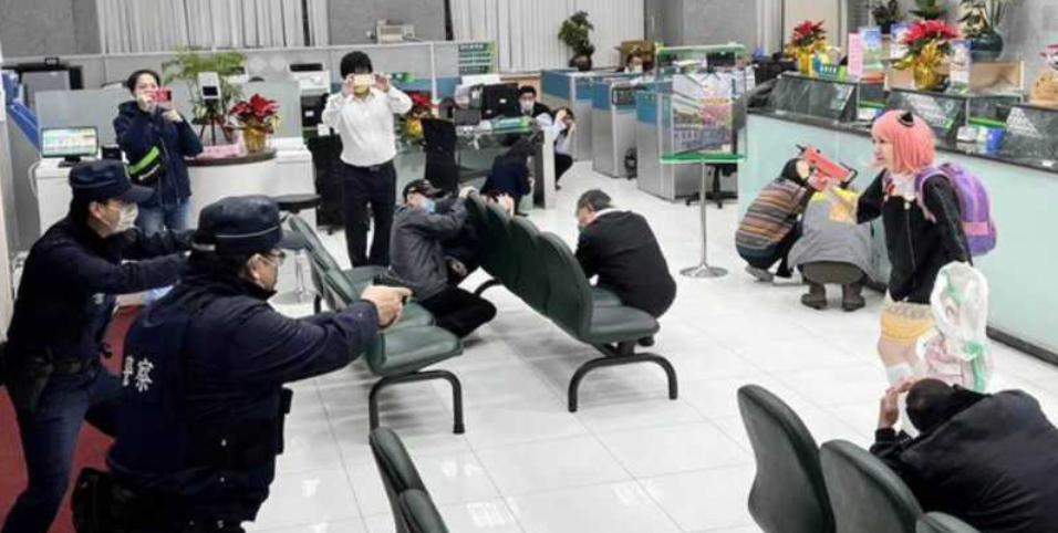 SỐC: Loid và Anya Spy X Family đi cướp ngân hàng tại Đài Loan - thực hư chuyện này là gì?