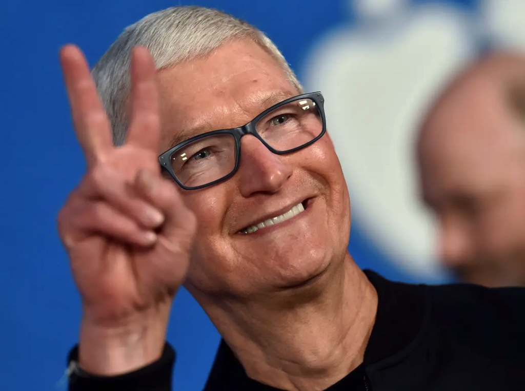 CEO Tim Cook tự nguyên xin giảm lương, chỉ nhận 1148 tỷ đồng trong năm 2023