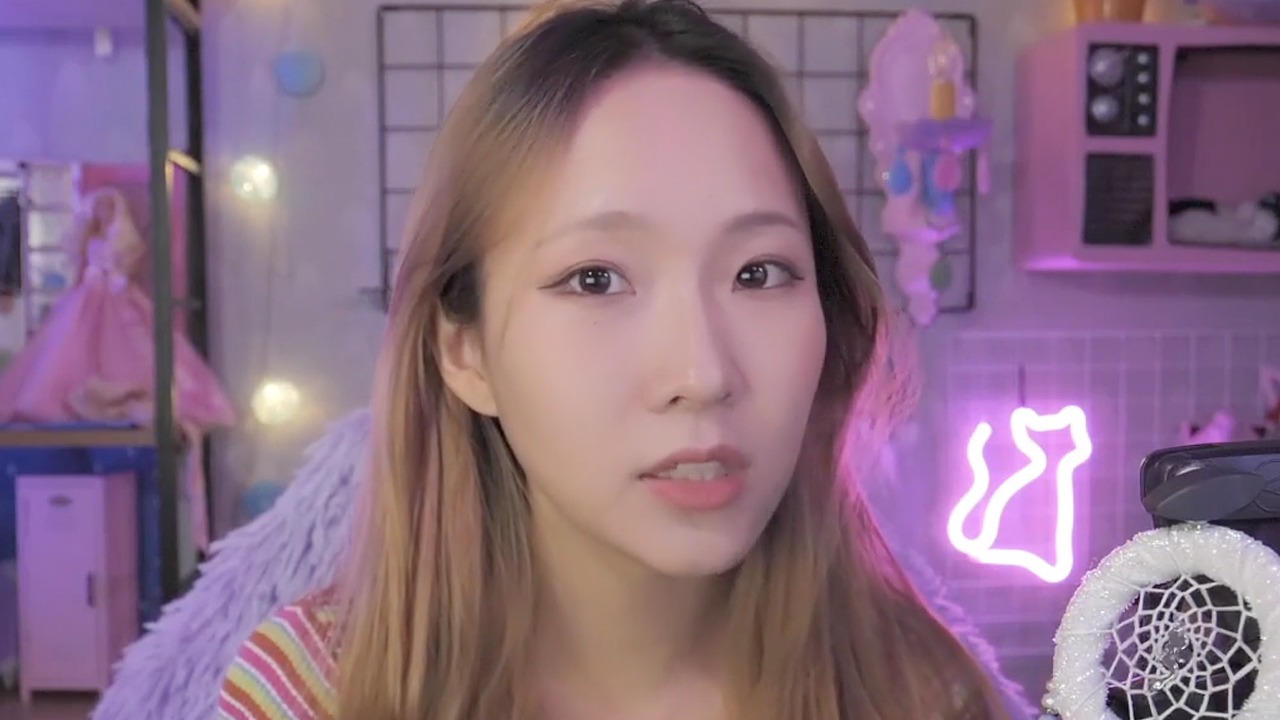 Khi "hoàng thượng" tiết lộ lịch sử tìm kiếm đáng xấu hổ của nữ streamer