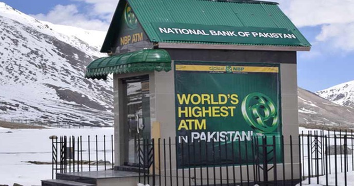 Cây ATM cô đơn ở ngọn đèo cao nhất thế giới