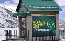 Cây ATM cô đơn ở ngọn đèo cao nhất thế giới