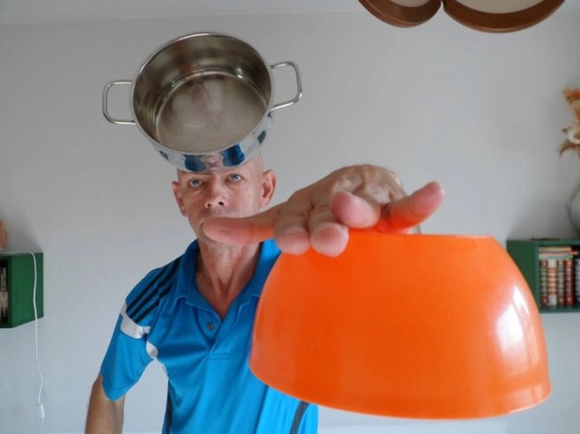 Kỳ lạ người đàn ông có thể hút đồ vật lên người mình bằng sức mạnh suy nghĩ