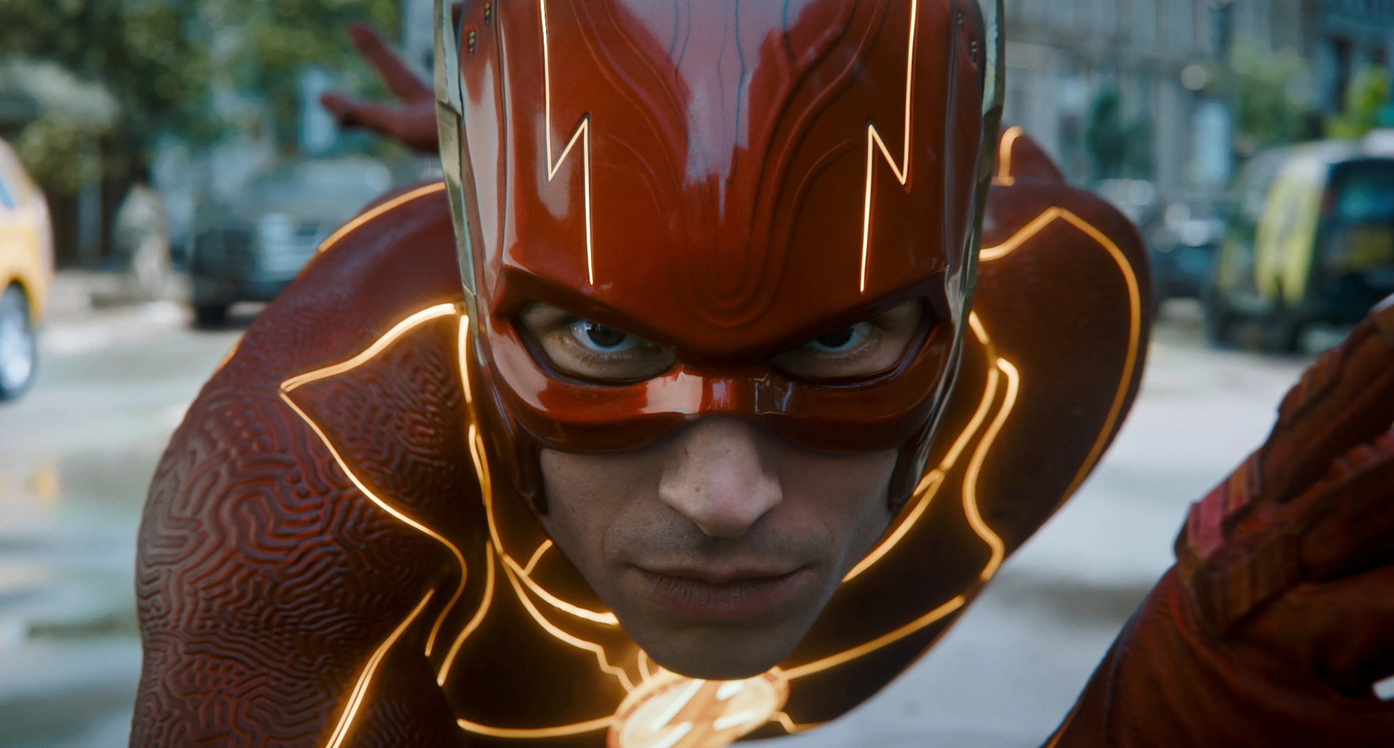 The Flash tung trailer bùng nổ với sự góp mặt của hàng loạt siêu anh hùng mới lẫn cũ