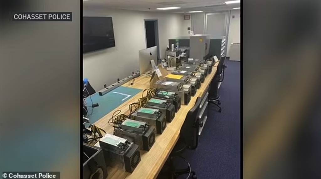 Một giáo viên trung học bị bắt vì đào coin trái phép tại trường