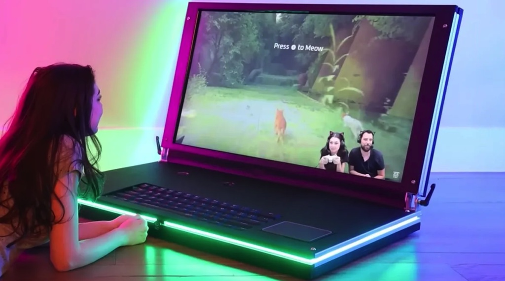 Cặp đôi YouTuber tự tay chế tạo laptop "siêu to khổng lồ" lên đến 43 inch