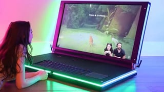 Cặp đôi YouTuber tự tay chế tạo laptop "siêu to khổng lồ" lên đến 43 inch
