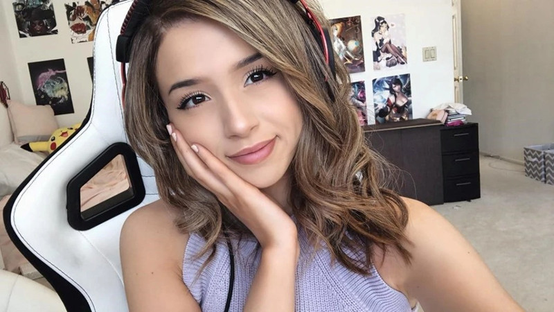 Pokimane exposes the fake relationship that the female streamer is having