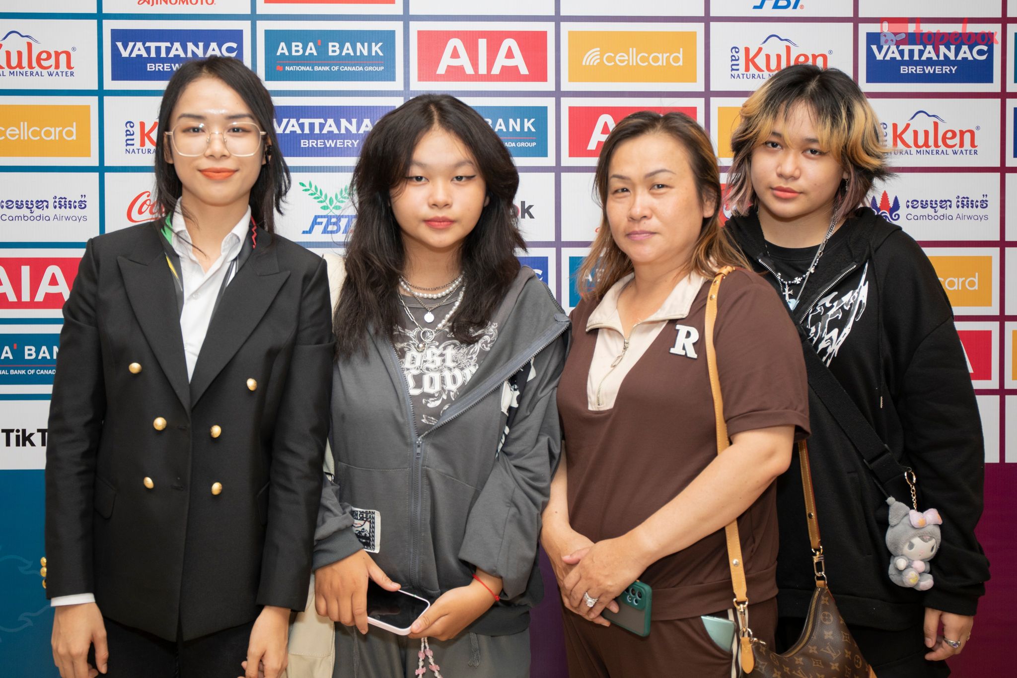 SEA Games 32: Phỏng vấn cô nàng MC tài năng Rozar Chour một mình "cân" 3 môn Esports