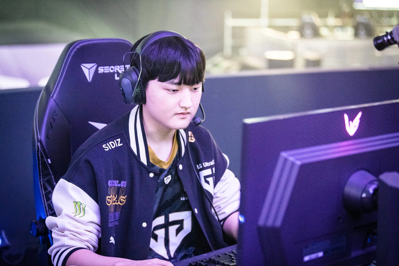 League of Legends: Peyz is supported by his family to play games, hires a tutor to speed up rank