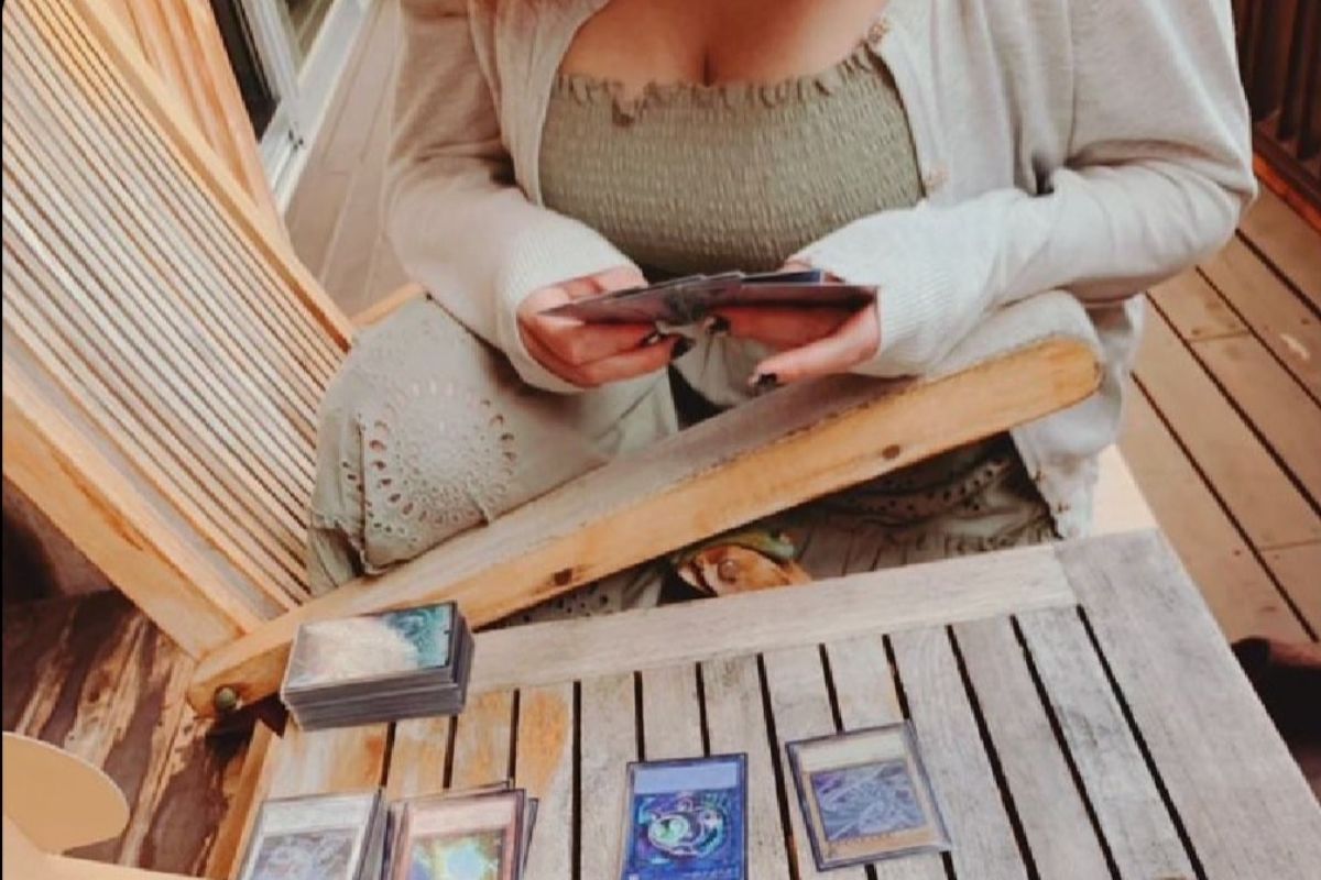 Quá chán, thanh niên tìm bạn gái thuê để chơi Yu-Gi-Oh cùng và cái kết bất ngờ